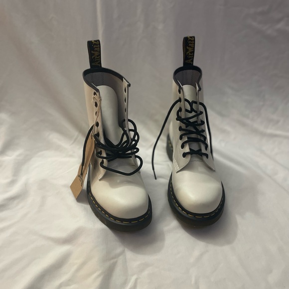 Dr. Marten’s Smooth White Leather Boot. W size 10 M size 9. New with tags. - Picture 3 of 4